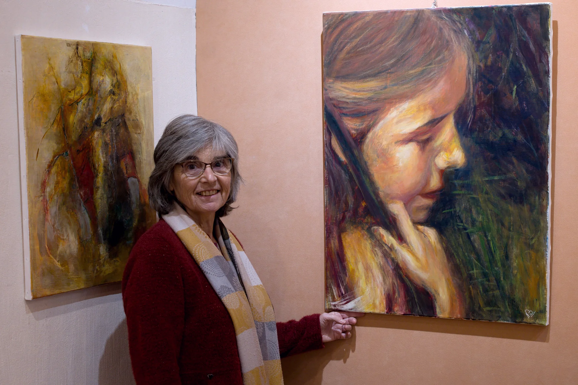 Nicole Knuchel Pierlas à côté de son portrait d'une fillette