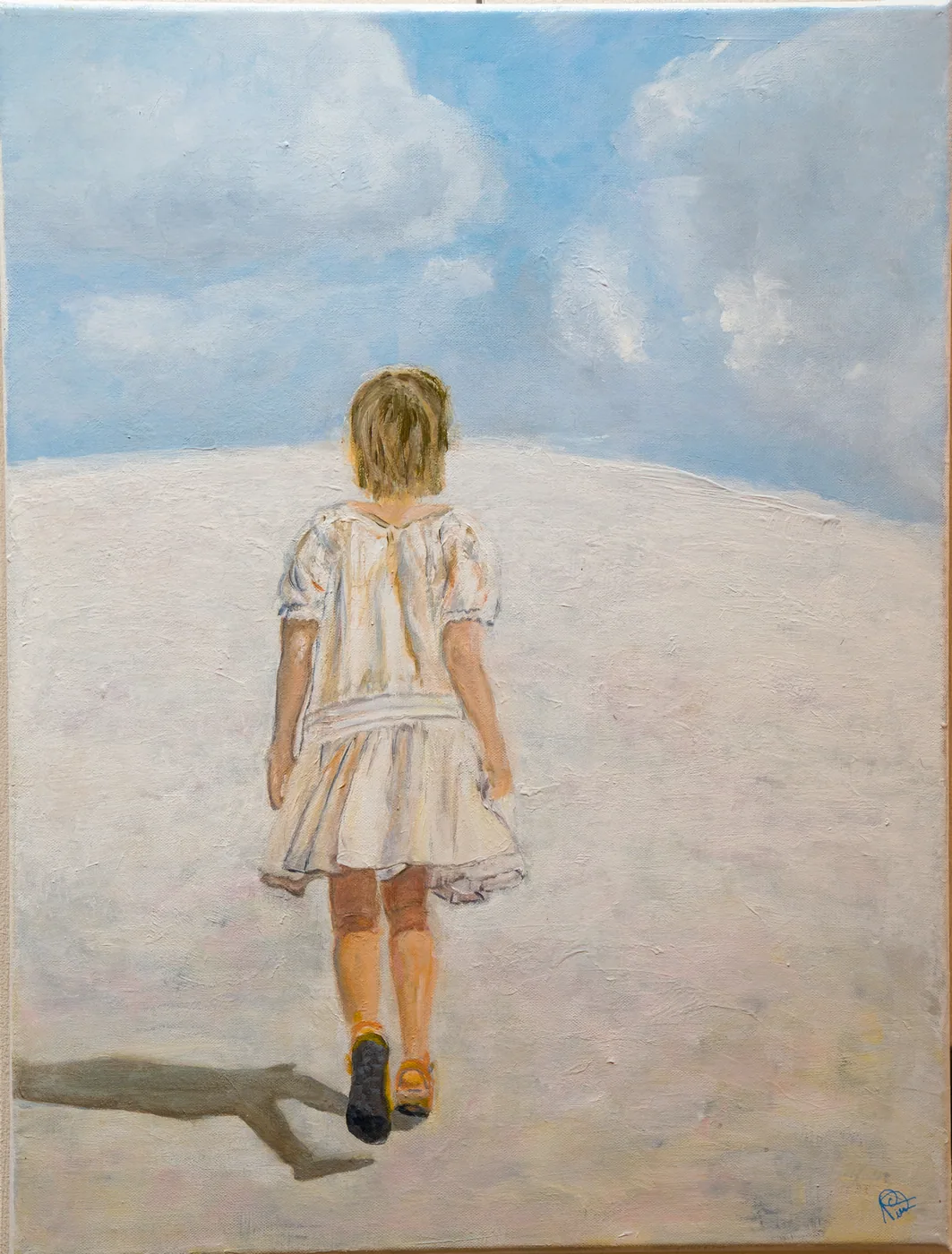 Fillette marchant dans la neige
